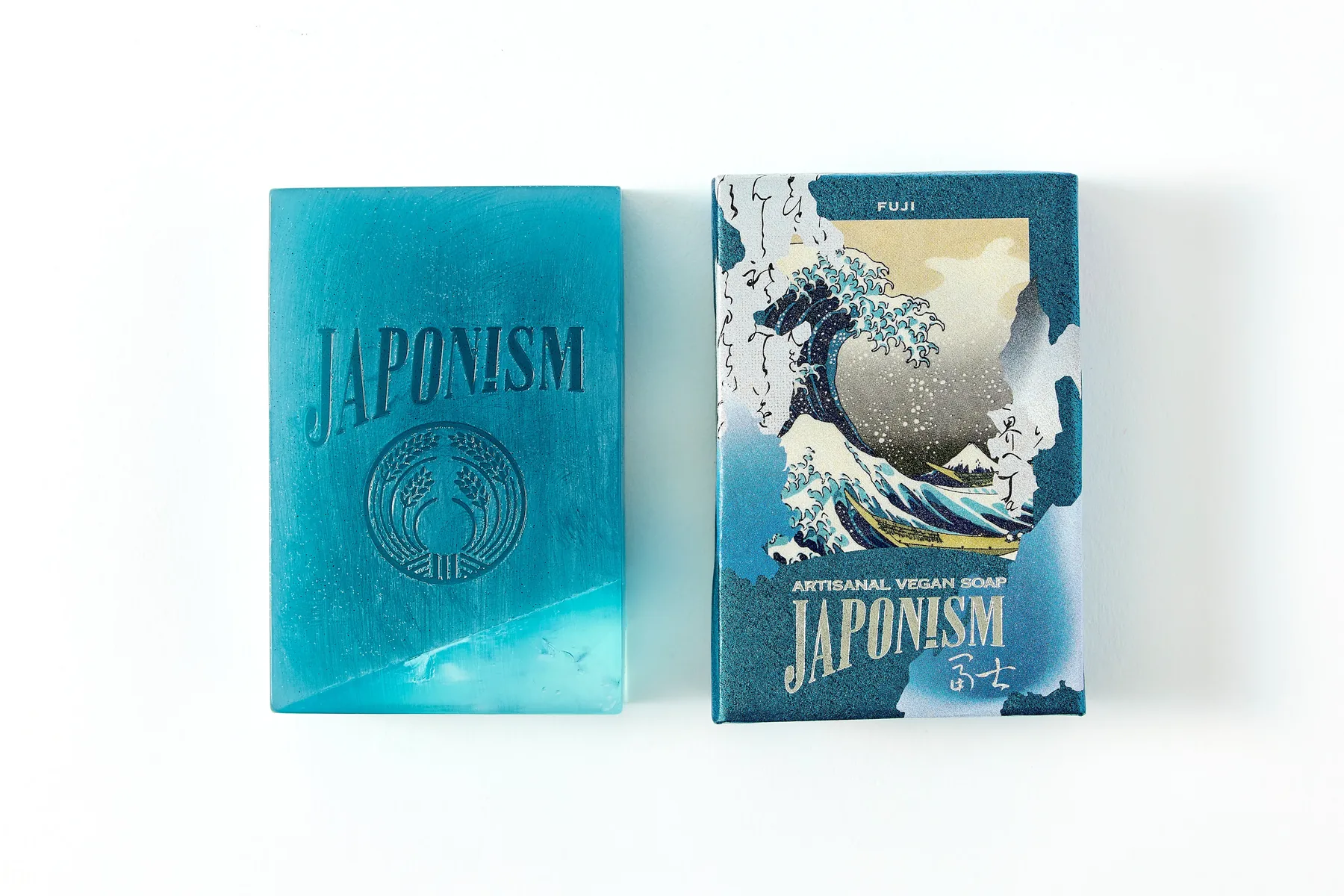 ロゴが刻まれたJAPONISMの石鹸と、葛飾北斎の波を配した包み紙(FUJI)